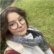 Étudiante en psychologie proposant des cours de soutiens pour les primaires